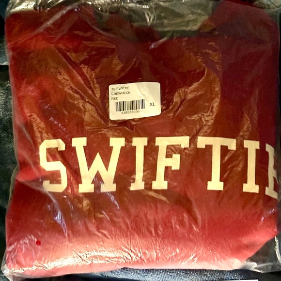 Taylor Swift SWIFTIE Official Crewneck Sweatshirt Sz XL Red Taylors Version - Picture 1 of 4